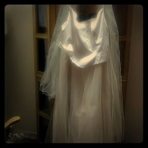 Vintage wedfing gown with veil size 22  24